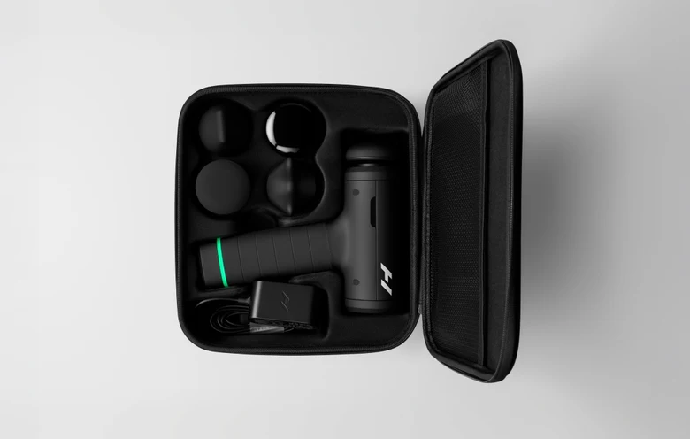 Hypervolt 3 Pro ve aksesuarlarının taşıma çantasındaki görünümü