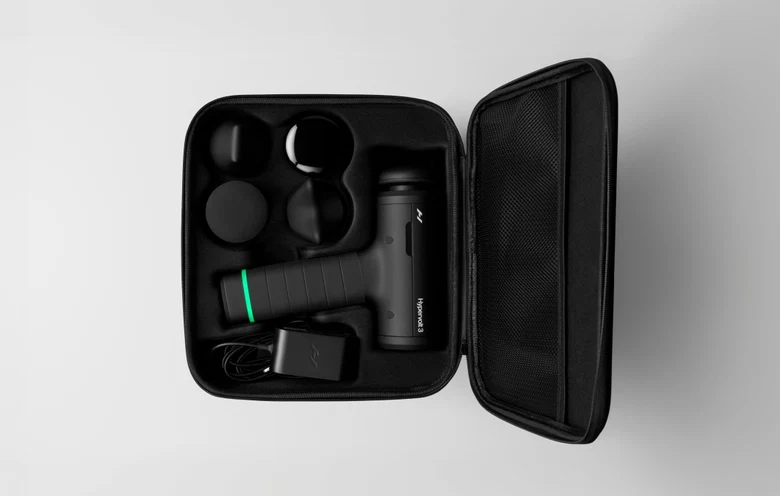 Hypervolt 3 ve aksesuarlarının taşıma çantasındaki görünümü