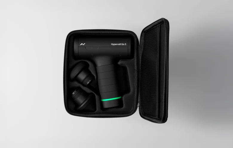 Hypervolt Go 3 ve iki başlığın taşıma çantasındaki görünümü