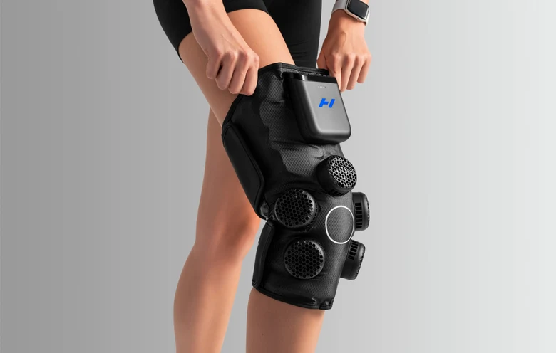 Hyperice X 2 Knee cihazını dizine yerleştiren kullanıcı
