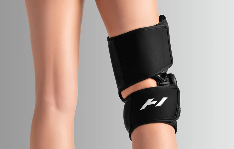 Hyperice X 2 Knee cihazının dizdeki kayış ve kompresyon sistemi