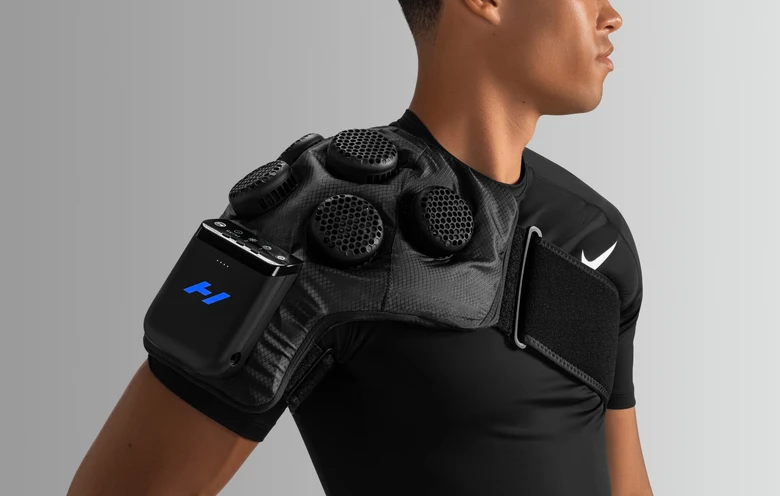 Hyperice X 2 Shoulder cihazının omuzda önden görünümü