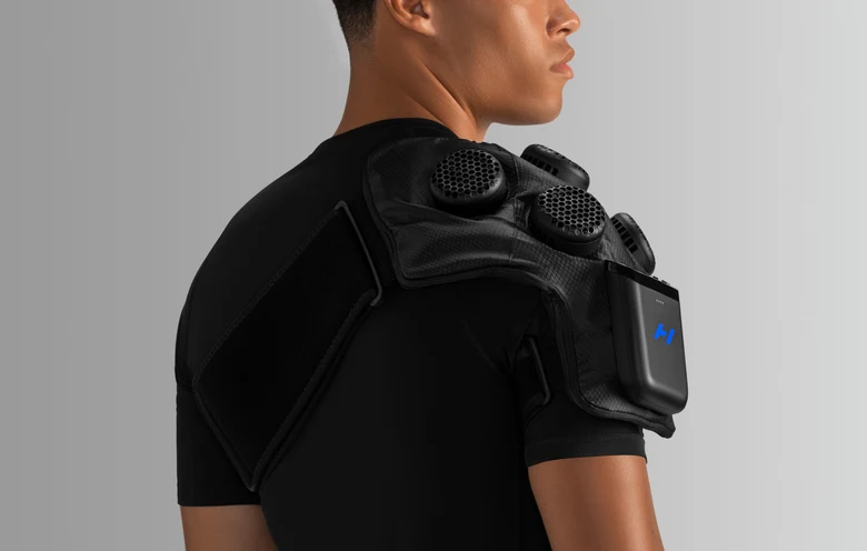 Hyperice X 2 Shoulder cihazının omuzda arkadan görünümü