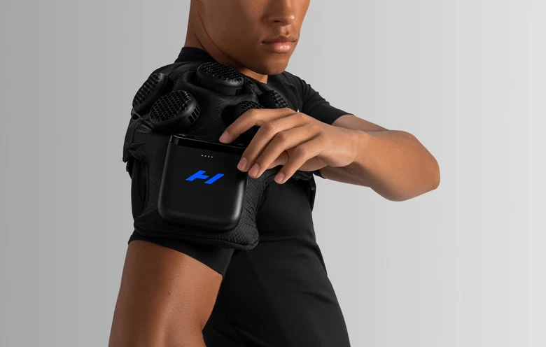 Hyperice X 2 Shoulder kontrol ünitesini ayarlayan kullanıcı